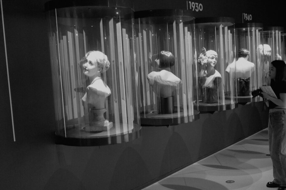 Curiosidades do Mundo — pessoas descobrindo fatos incríveis em exposição interativa