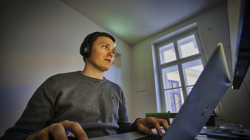 Cursos Online — estudante utilizando laptop para aulas virtuais