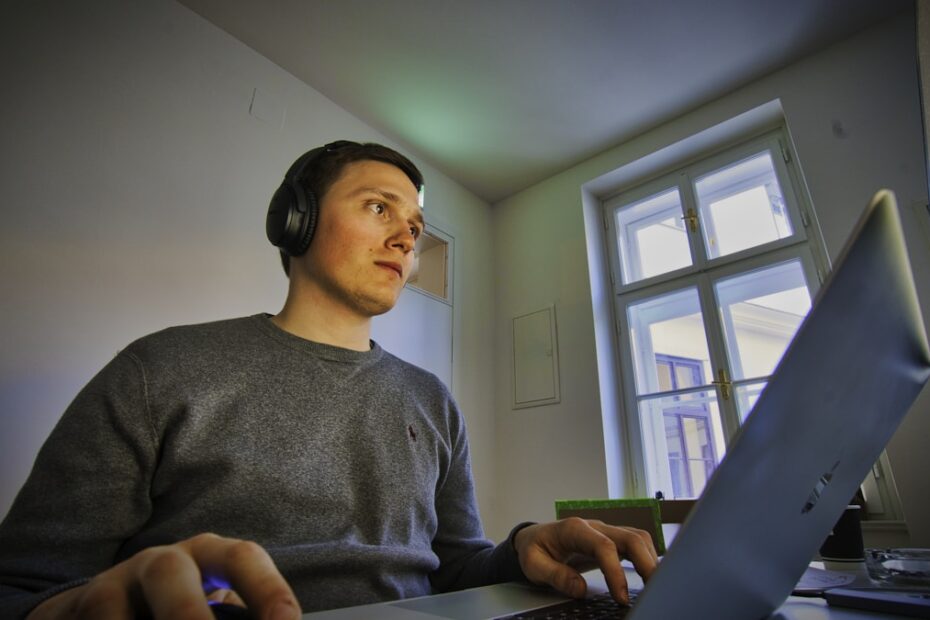 Cursos Online — estudante utilizando laptop para aulas virtuais