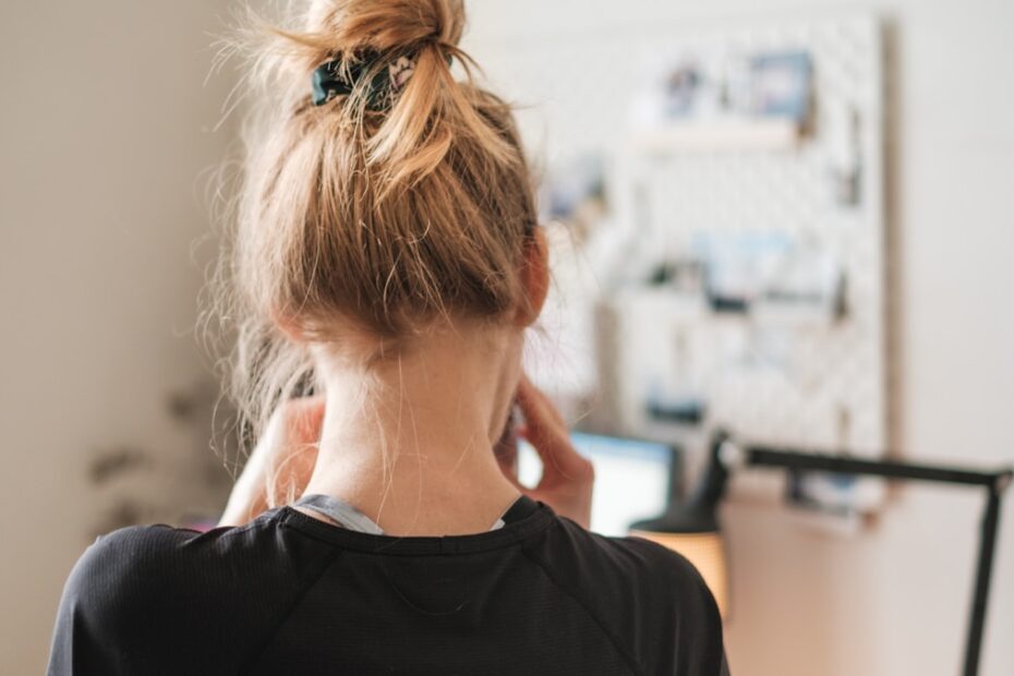 Cursos Online — estudante assistindo aula no laptop em ambiente de estudos