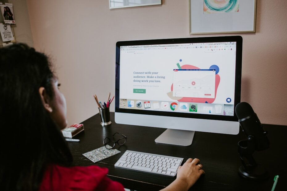 Cursos Online — estudante assistindo aula em computador com certificado digital