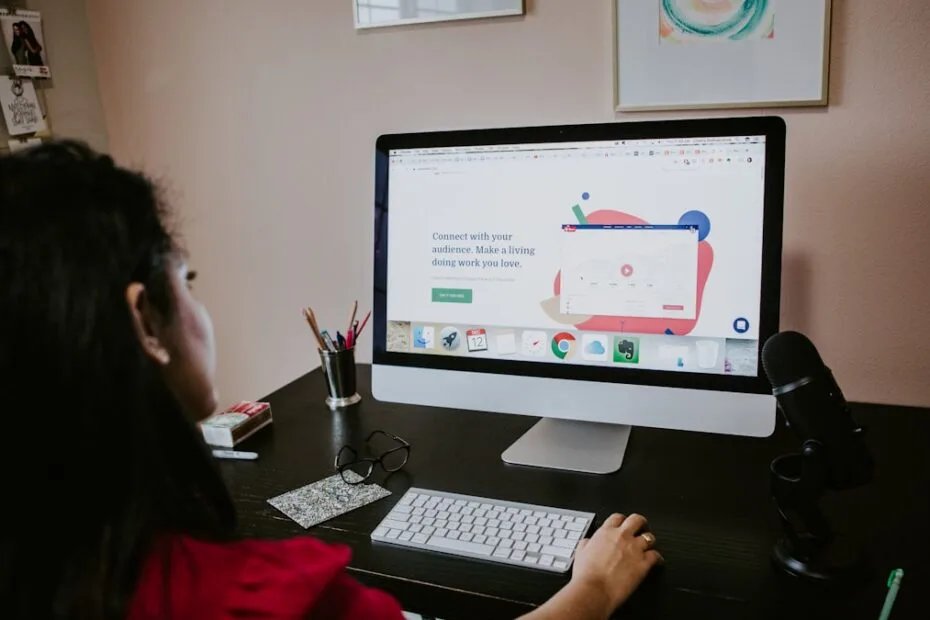 Cursos Online — estudante assistindo aula em computador com certificado digital