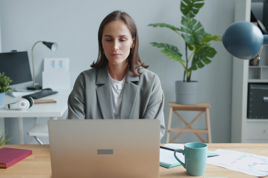 Cursos Online — estudante aprendendo em laptop com interface de plataforma educacional