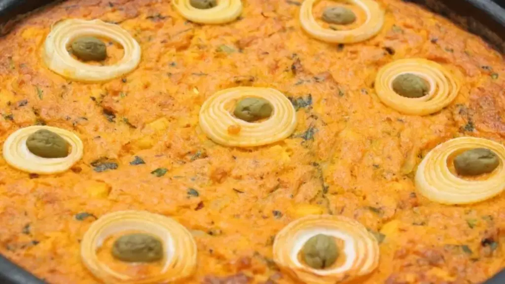 Torta Capixaba tradicional servida em panela de barro com bacalhau e frutos do mar em Guarapari.