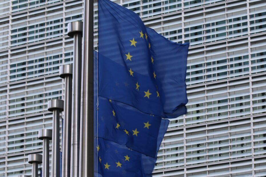 União Europeia aprova empréstimo Ucrânia — bandeiras da UE e Ucrânia em Bruxelas
