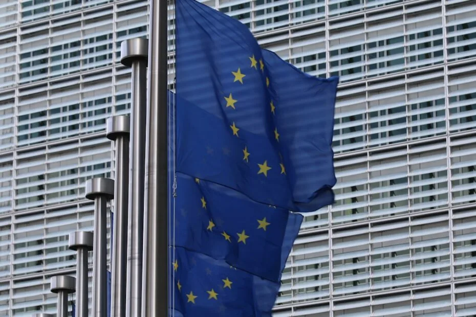 União Europeia aprova empréstimo Ucrânia — bandeiras da UE e Ucrânia em Bruxelas
