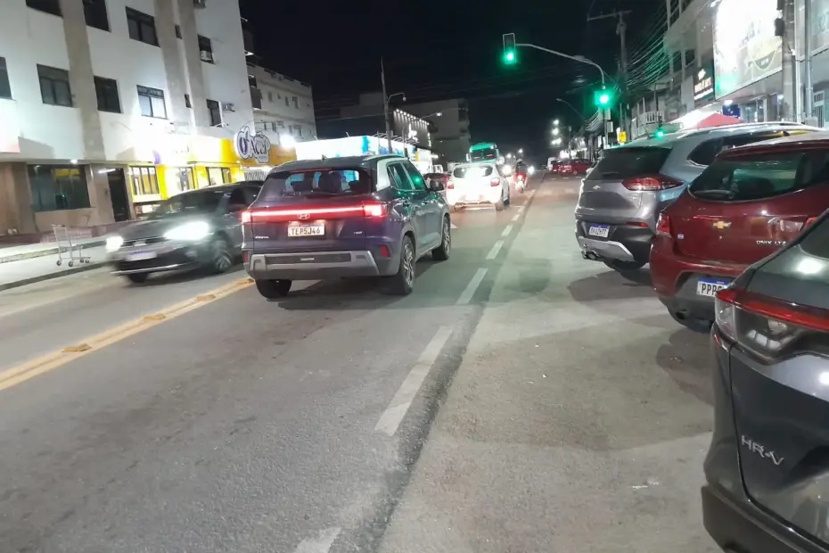 Grande movimentação de turistas e banhistas nas praias de Guarapari durante a véspera do feriado em 2026.