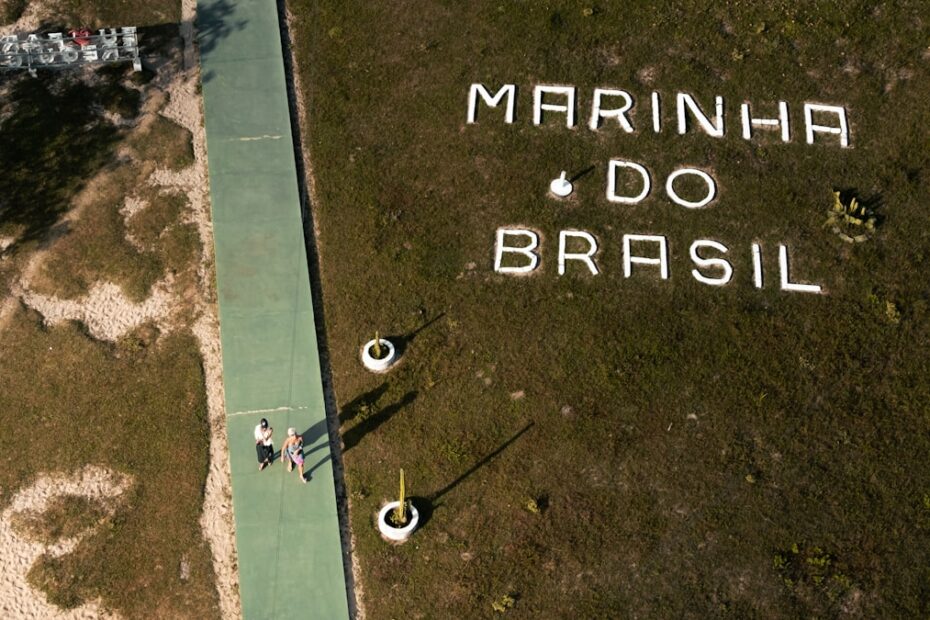 Greve universidades — estudantes e professores em manifestação com faixas de protesto
