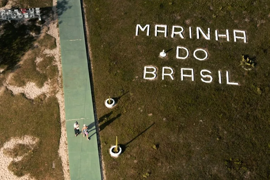 Greve universidades — estudantes e professores em manifestação com faixas de protesto