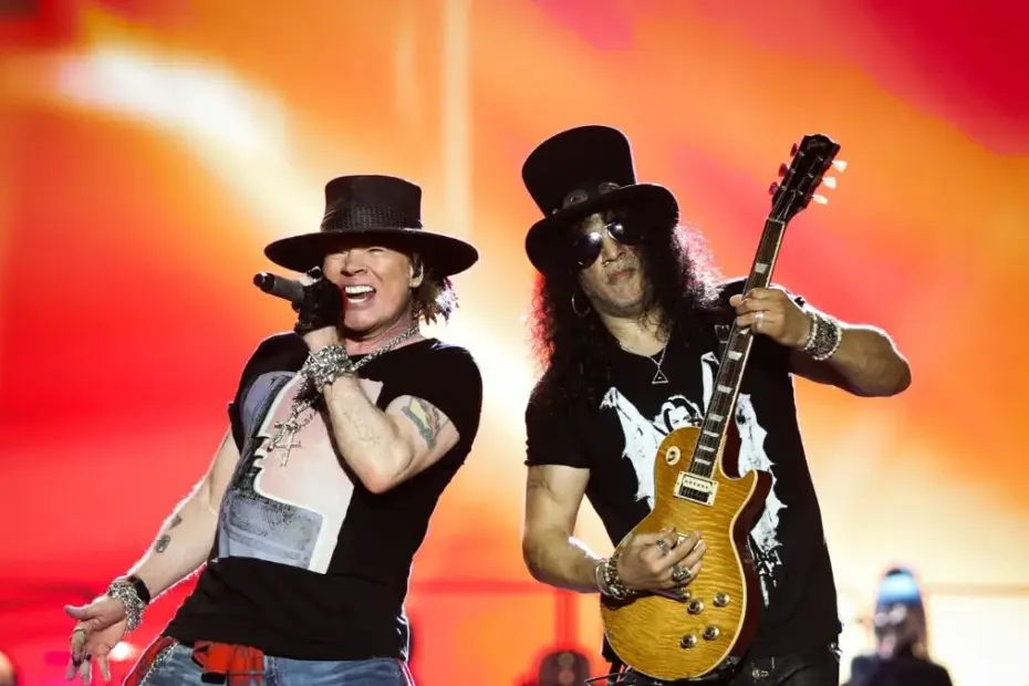 Vocalista Axl Rose e guitarrista Slash durante o show do Guns N' Roses em Cariacica no Estádio Kleber Andrade.