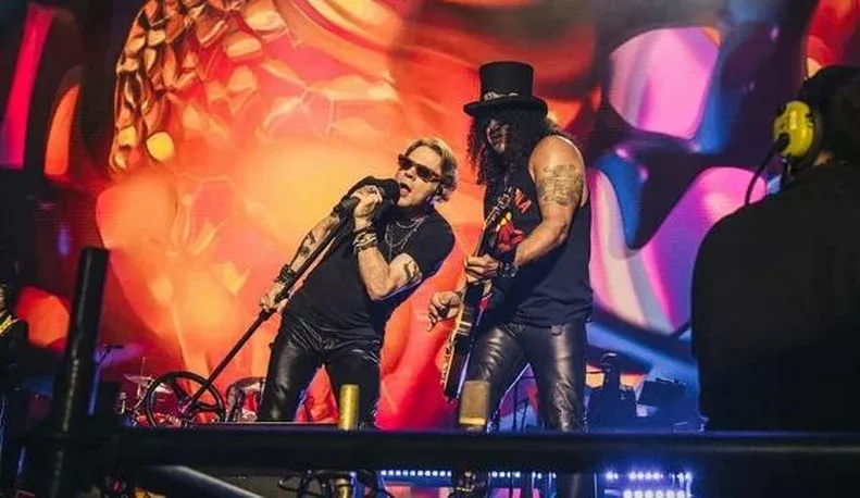 Axl Rose e Slash em performance eletrizante durante a turnê de 2026, representando o show no Estádio Kleber Andrade.