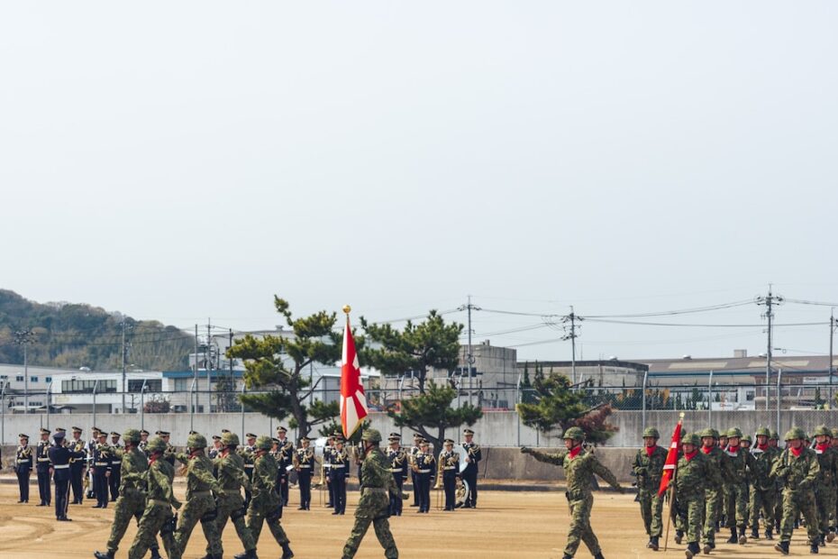 Japão exportação de armas — bandeira japonesa com equipamentos militares ao fundo