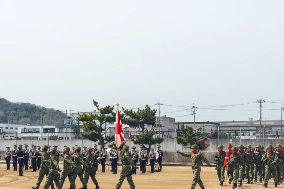 Japão exportação de armas — bandeira japonesa com equipamentos militares ao fundo