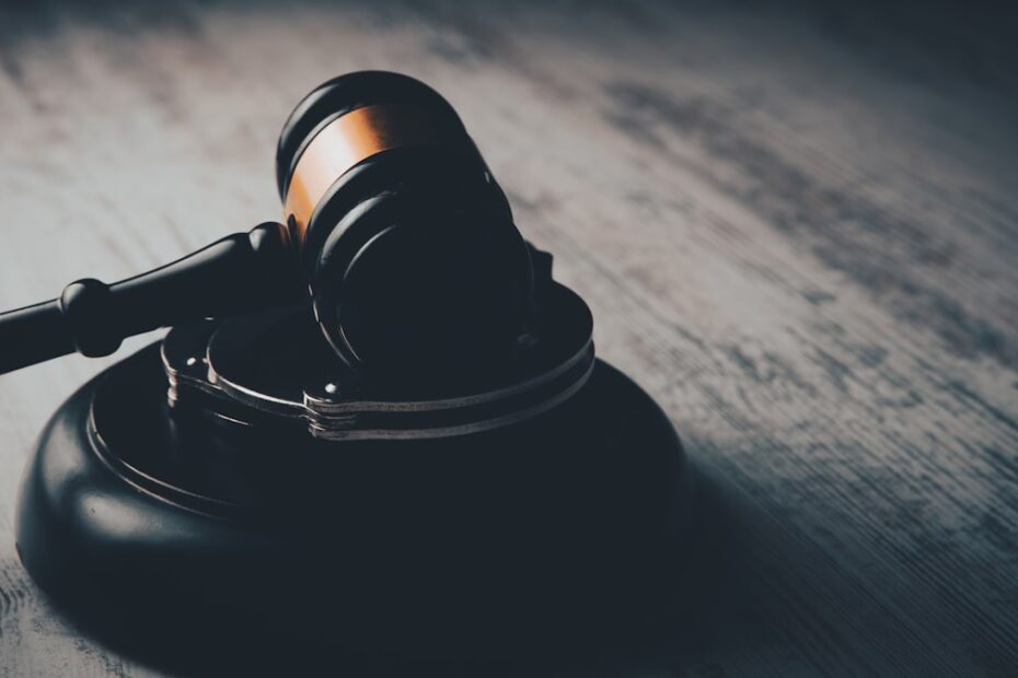 Justiça condena jornalista — tribunal durante julgamento de caso de difamação racial