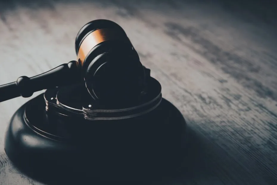 Justiça condena jornalista — tribunal durante julgamento de caso de difamação racial
