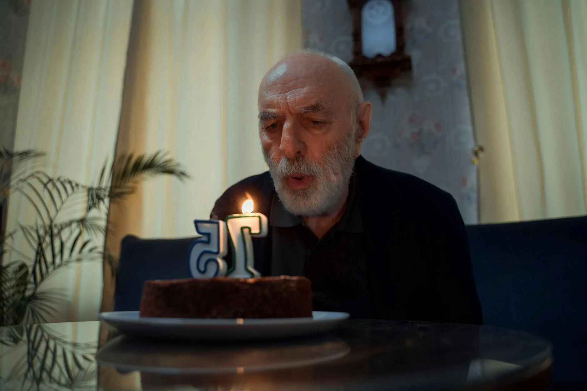 Leia mais sobre o artigo Manoel Carlos aos 90 anos: foto rara tomando sol