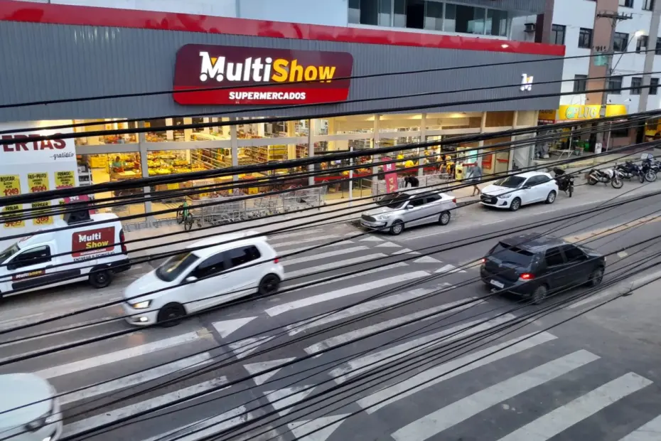 Congestionamento intenso em Muquiçaba na tarde desta sexta (10) devido a obras de infraestrutura, ilustrando as notícias de Guarapari sobre a crise de mobilidade.