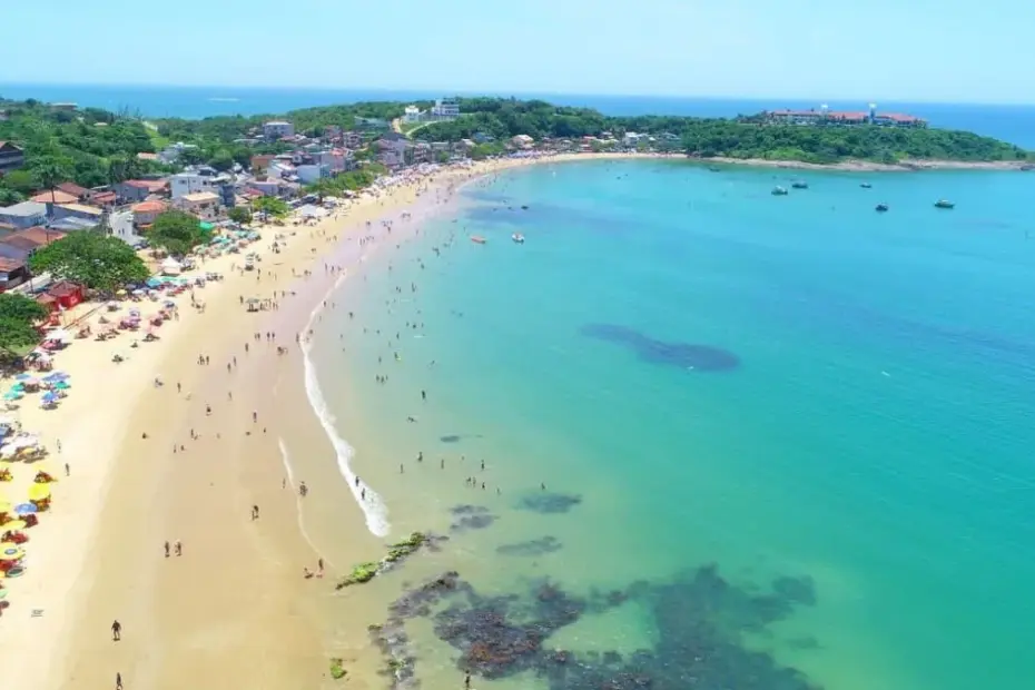 Vista aérea da orla de Anchieta destacando o que fazer em Anchieta ES com águas cristalinas e infraestrutura turística em 2026.