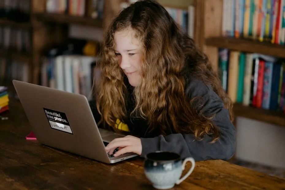 Cursos Online — estudante assistindo aula pelo computador com fones de ouvido