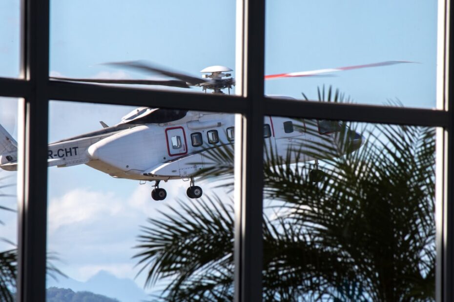 Passagem aérea — bilhetes de avião e aeronave em aeroporto brasileiro