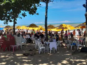 Praia de Castelhanos em Anchieta Está Lotada Nesta Sexta-Feira Santa com Festival e Torta Capixaba Gigante