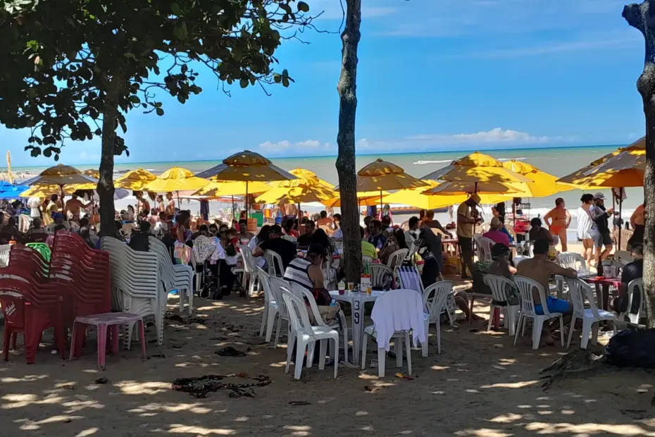 Multidão na Praia de Castelhanos em Anchieta durante o Festival Nos Passos da Torta Capixaba na Sexta-Feira Santa.