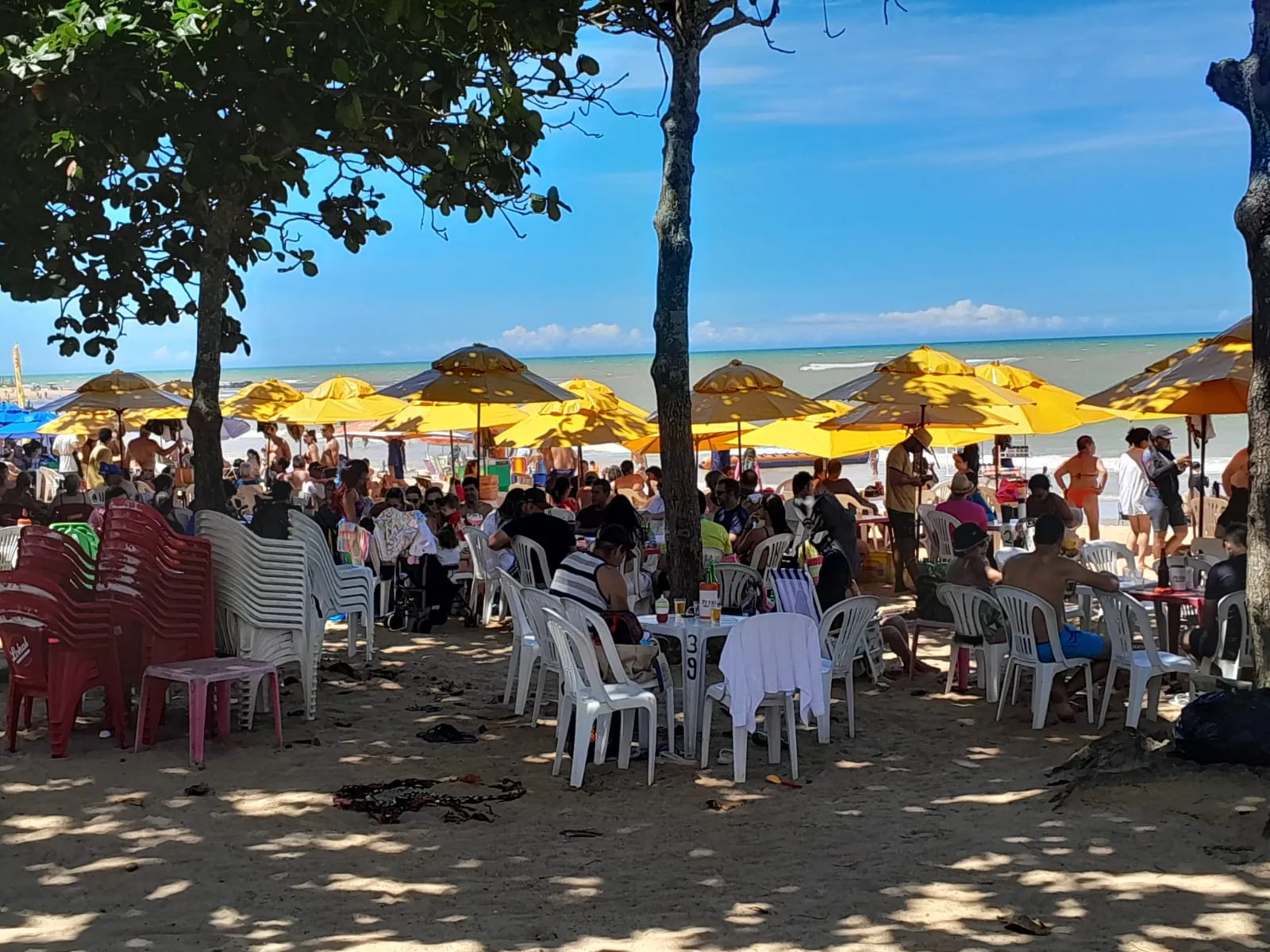 Leia mais sobre o artigo Praia de Castelhanos em Anchieta Está Lotada Nesta Sexta-Feira Santa com Festival e Torta Capixaba Gigante
