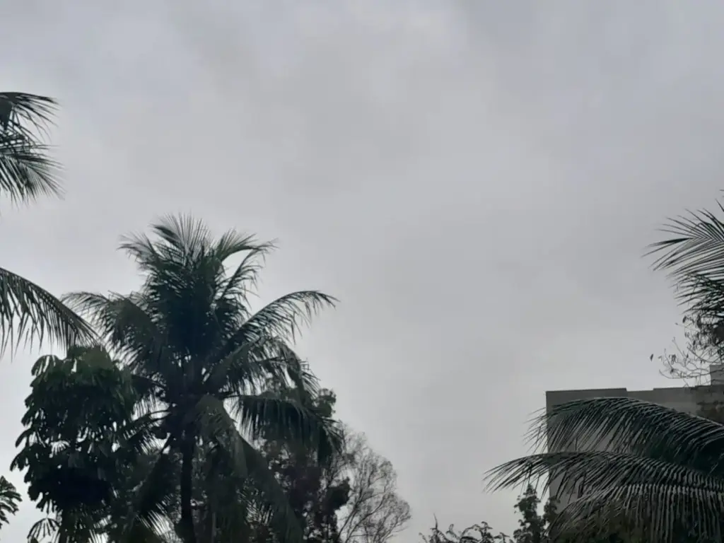Céu nublado e chuva localizada em Guarapari, ilustrando a previsão do tempo em Guarapari para hoje, sexta-feira, 10 de abril de 2026.