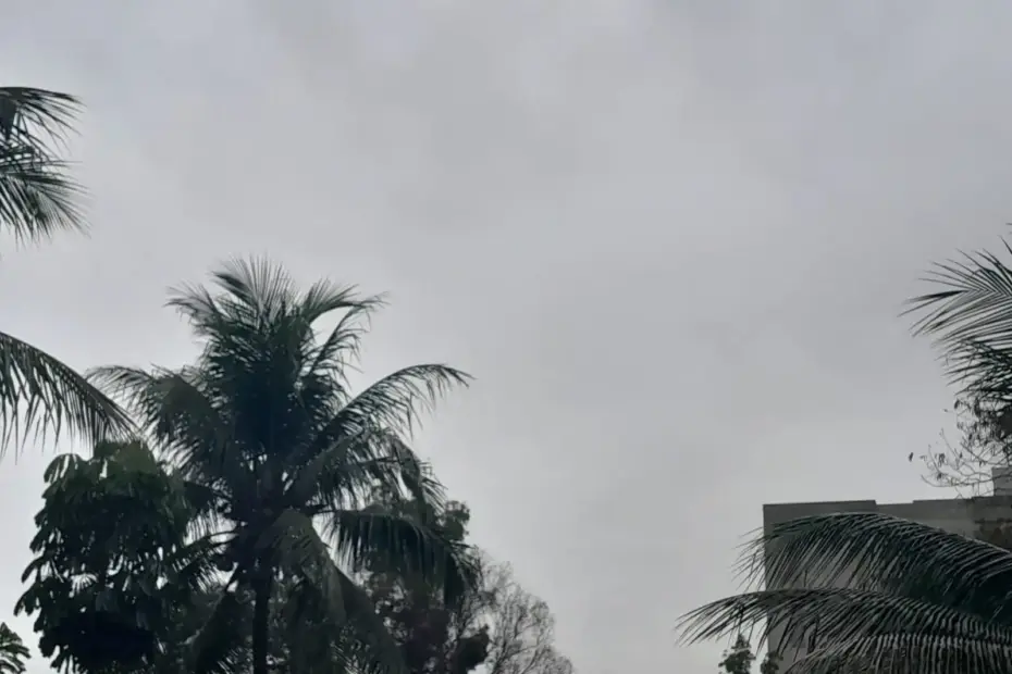 Céu nublado e chuva localizada em Guarapari, ilustrando a previsão do tempo em Guarapari para hoje, sexta-feira, 10 de abril de 2026.