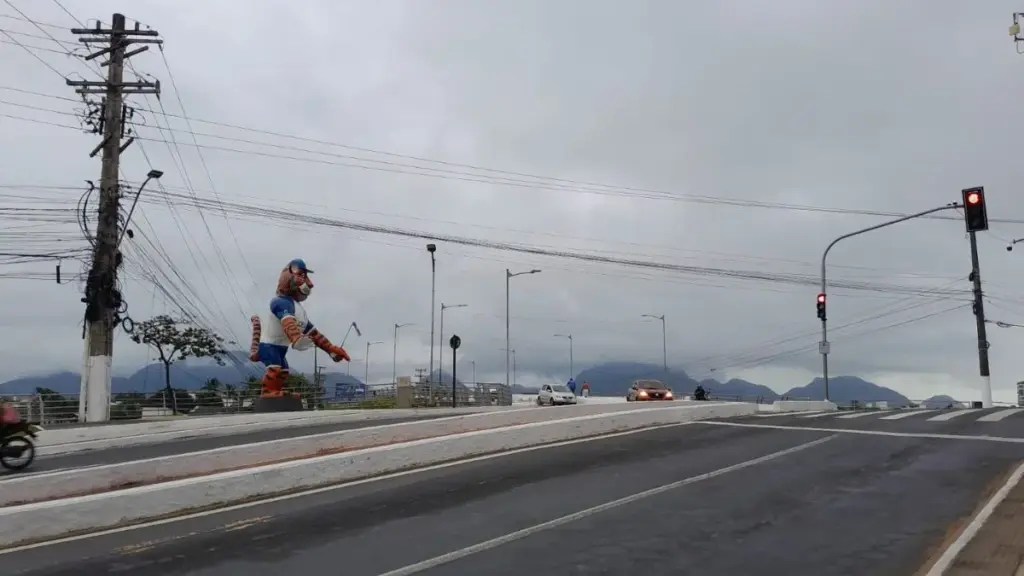 Previsão do tempo em Guarapari hoje 11 de abril de 2026 com céu nublado e chuva fraca na Enseada Azul e Meaípe, Espírito Santo.