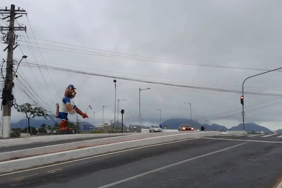 Previsão do tempo em Guarapari hoje 11 de abril de 2026 com céu nublado e chuva fraca na Enseada Azul e Meaípe, Espírito Santo.