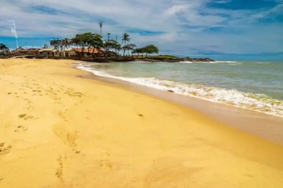 Infográfico de previsão do tempo em Guarapari para a Semana Santa 2026 indicando sol na sexta e chuva no domingo.
