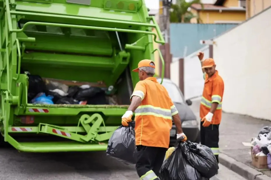 Acúmulo de lixo doméstico e entulho em esquina de bairro em Guarapari, ilustrando as queixas contra a CODEG em abril de 2026.
