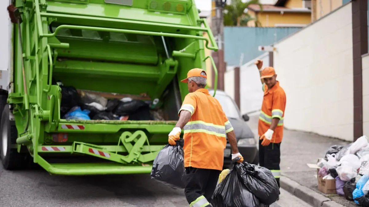 Moradores de Guarapari reclamam de buracos nas ruas, sujeira e falhas na coleta de lixo pela CODEG neste domingo (05/04)