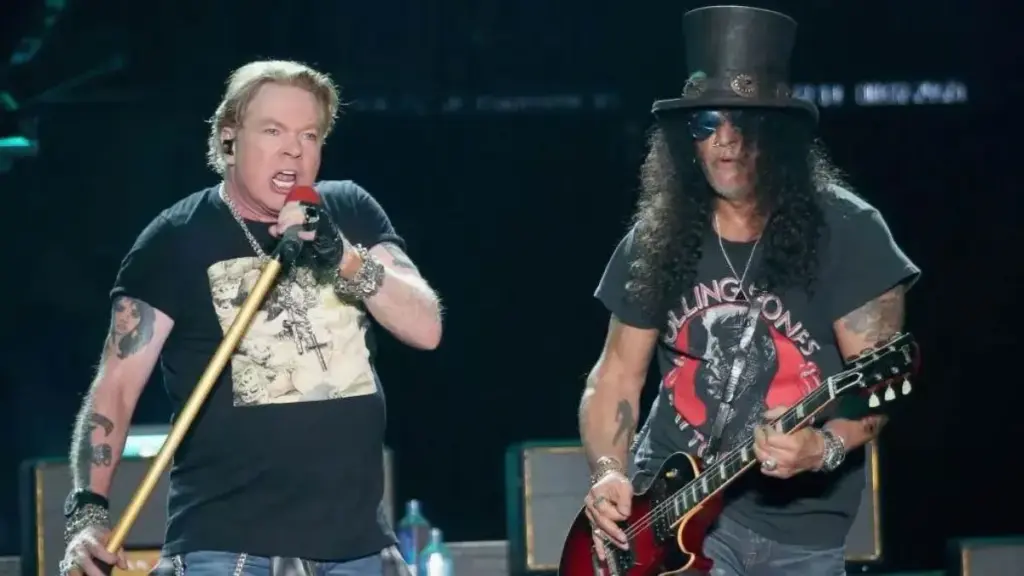 Palco montado para o show do Guns N' Roses no Estádio Kleber Andrade em Cariacica, com logo da banda em destaque.