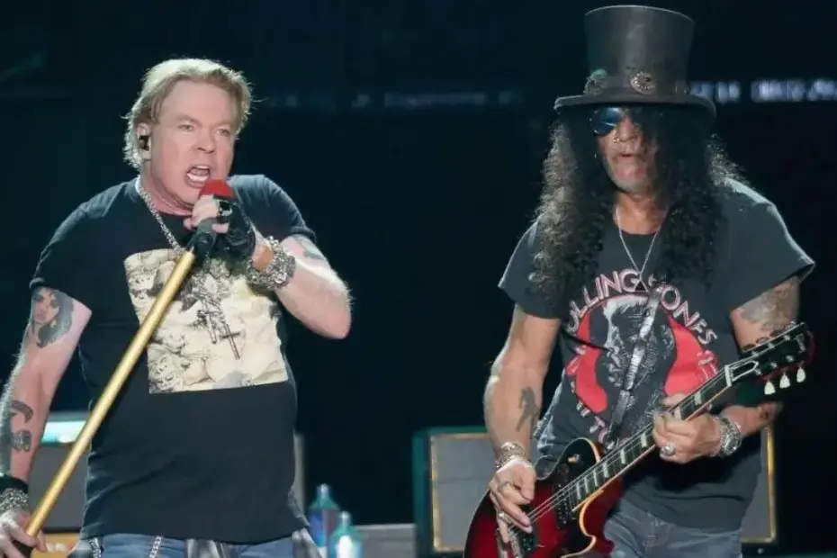 Palco montado para o show do Guns N' Roses no Estádio Kleber Andrade em Cariacica, com logo da banda em destaque.