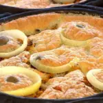 Torta capixaba tradicional servida em panela de barro com bacalhau e frutos do mar em Guarapari.
