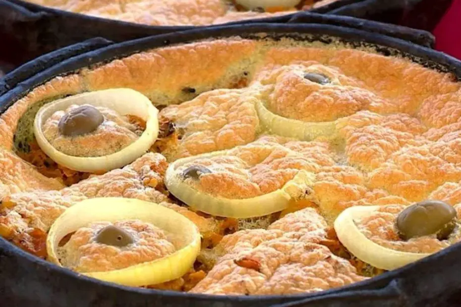 Torta capixaba tradicional servida em panela de barro com bacalhau e frutos do mar em Guarapari.