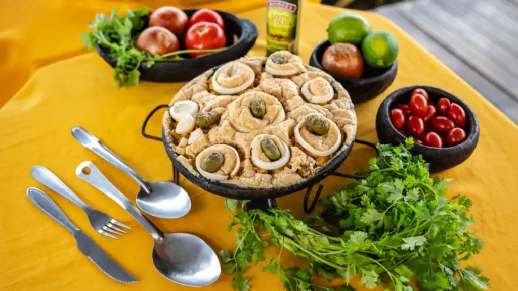 Torta capixaba em Guarapari: panela de barro com a receita tradicional de bacalhau, frutos do mar e palmito, pronta para encomenda na Semana Santa 2026.