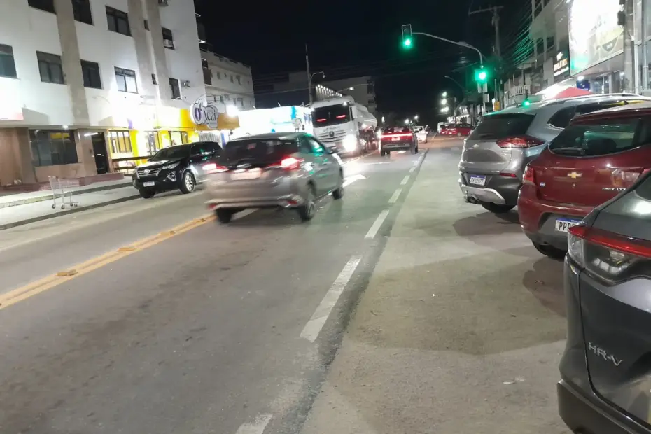 Vista aérea do fluxo intenso de veículos na rodovia BR-101 Sul, na altura de Guarapari, durante o retorno do feriado de Páscoa em 2026.