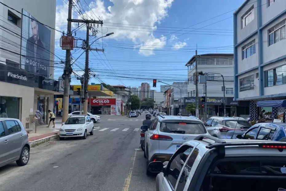Trânsito em Guarapari agora com fluxo livre de veículos na região central e principais acessos no sábado, 11 de abril de 2026.