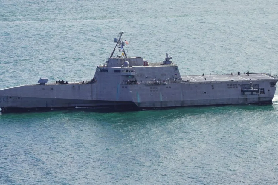 Trump ataca embarcações em Hormuz — Estreito de Hormuz com navios militares dos EUA