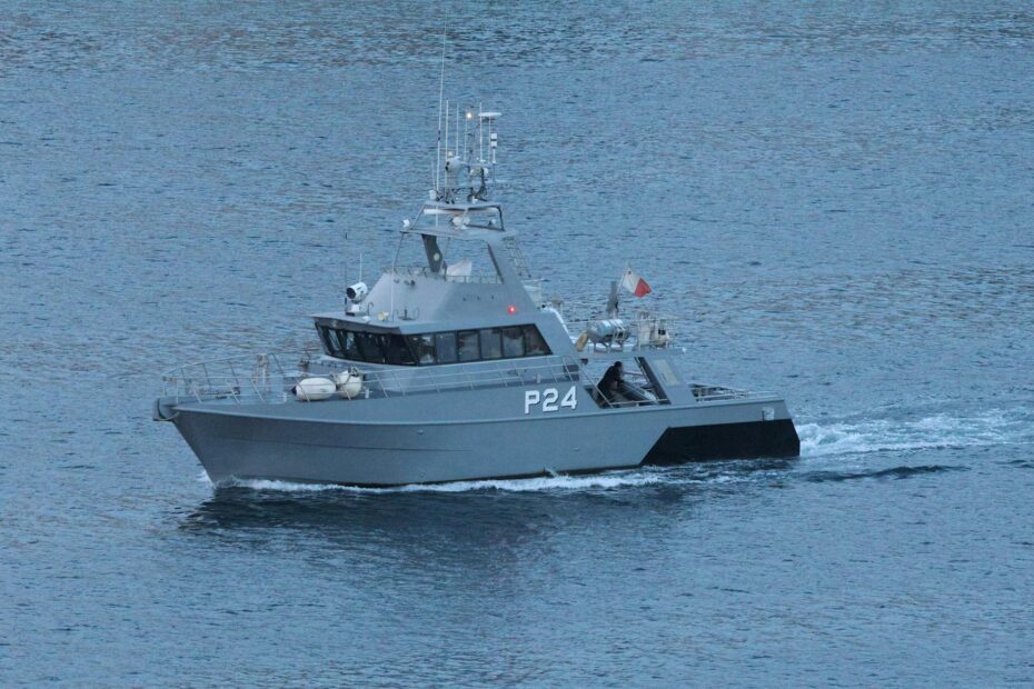 Trump autoriza ataques Hormuz — navios da Marinha dos EUA patrulhando Estreito de Hormuz