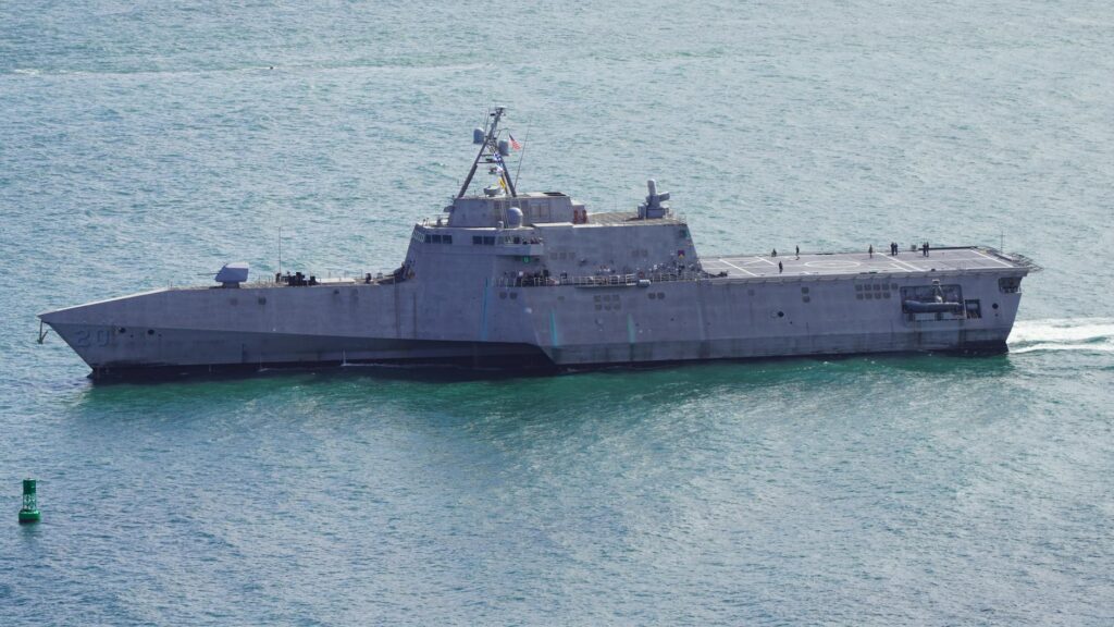 Trump autoriza ataques em Hormuz — navio de guerra da Marinha dos EUA no Estreito de Hormuz