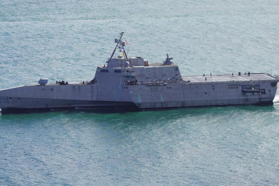 Trump autoriza ataques em Hormuz — navio de guerra da Marinha dos EUA no Estreito de Hormuz