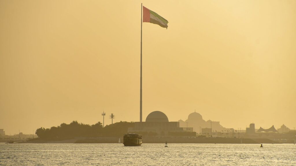 Emirados Árabes saem da Opep — bandeira dos Emirados Árabes Unidos e instalações de produção de petróleo