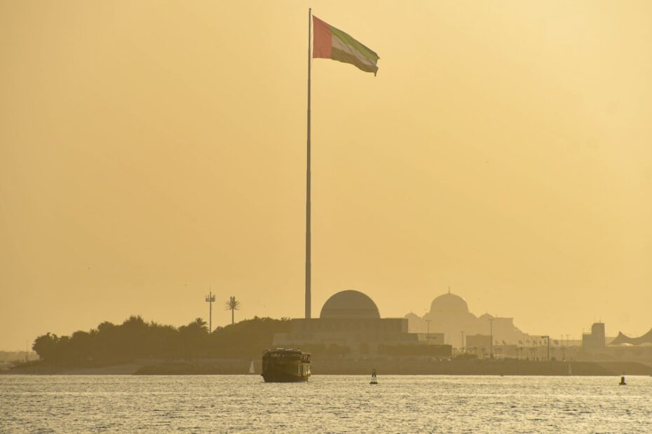 Emirados Árabes saem da Opep — bandeira dos Emirados Árabes Unidos e instalações de produção de petróleo