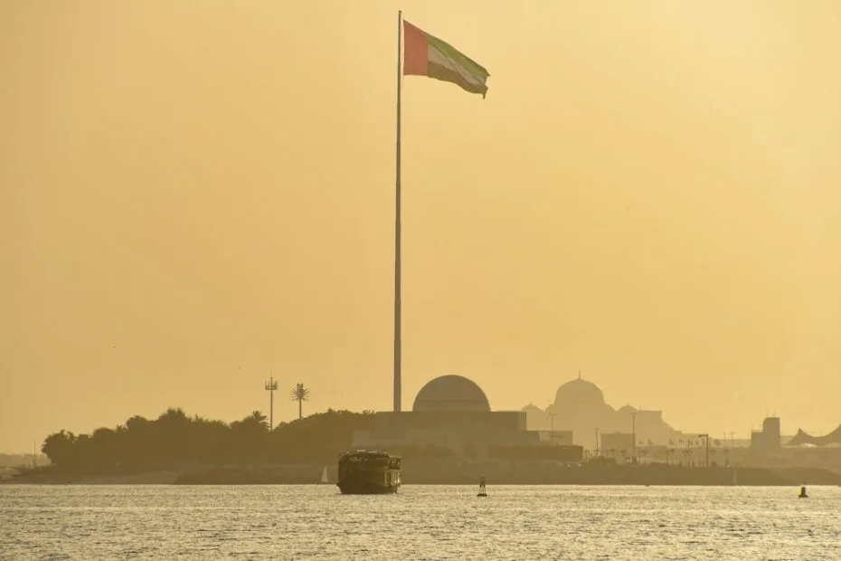 Emirados Árabes saem da Opep — bandeira dos Emirados Árabes Unidos e instalações de produção de petróleo