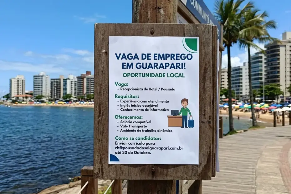 Anúncio de vagas de emprego em Guarapari com ícones de WhatsApp e currículo, destacando oportunidades de abril de 2026.