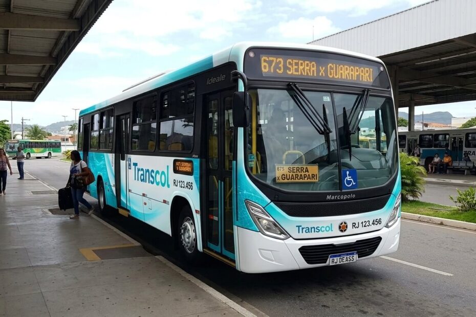 Ônibus do sistema Transcol Serra x Guarapari operando o trajeto integrado entre os dois municípios.